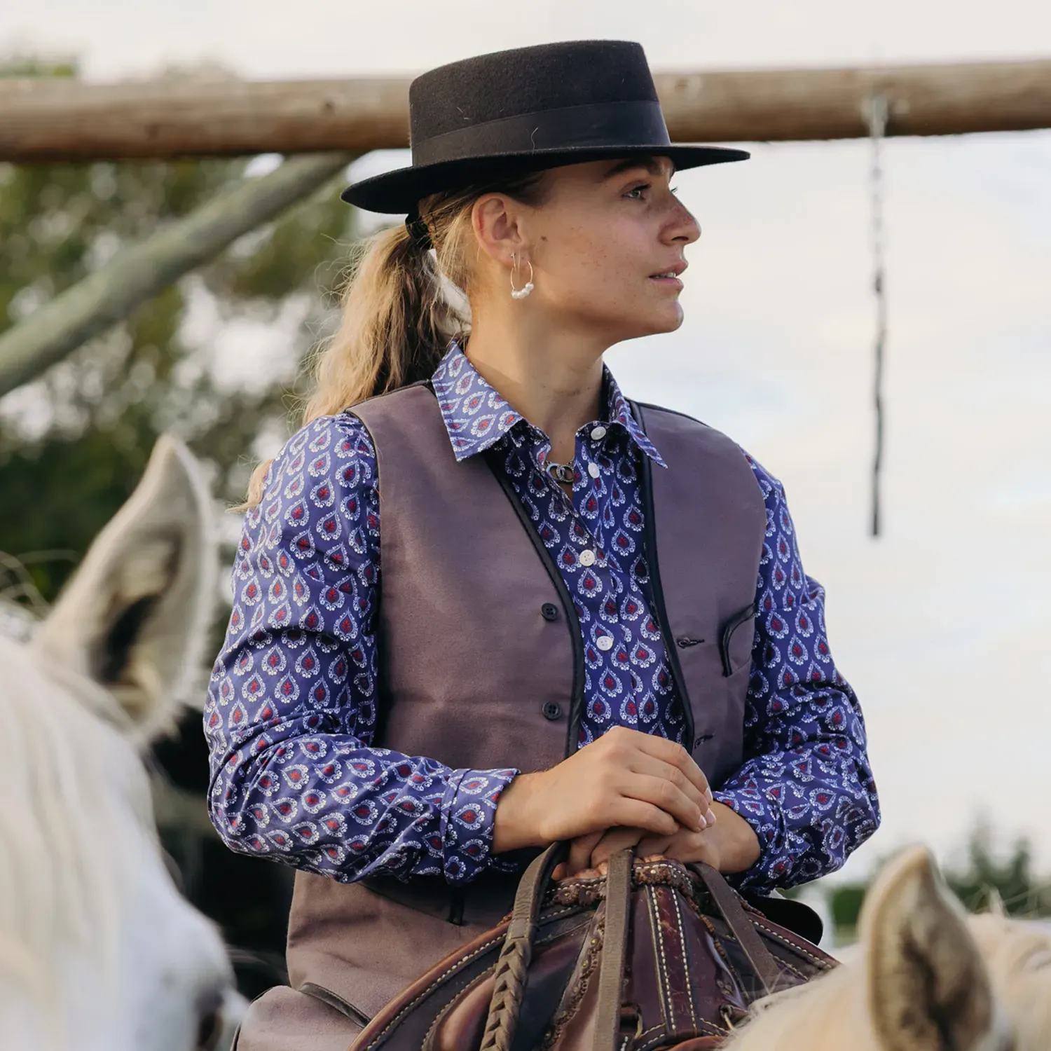 Chemise gardian femme camargue avec veste camarguaise Vincent et Mireille
