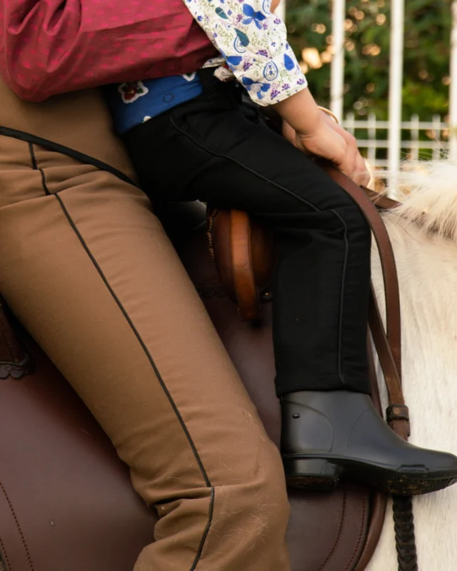 Nous chérissons profondément la transmission des traditions camarguaises aux générations futures. Ainsi, chaque pantalon gardian pour enfants que nous fabriquons arbore fièrement la même coupe originale et authentique que celle des pantalons gardians pour adultes. 

#vincentetmireille #madeinfrance #gardian #gardiancamargue #pantalongardian #giletgardian #camargue #traditioncamarguaise #camarguais #vêtementsdegardians #lelaboureur #chemisegardian #jupeculotte #femmegardian #jupeculottegardian