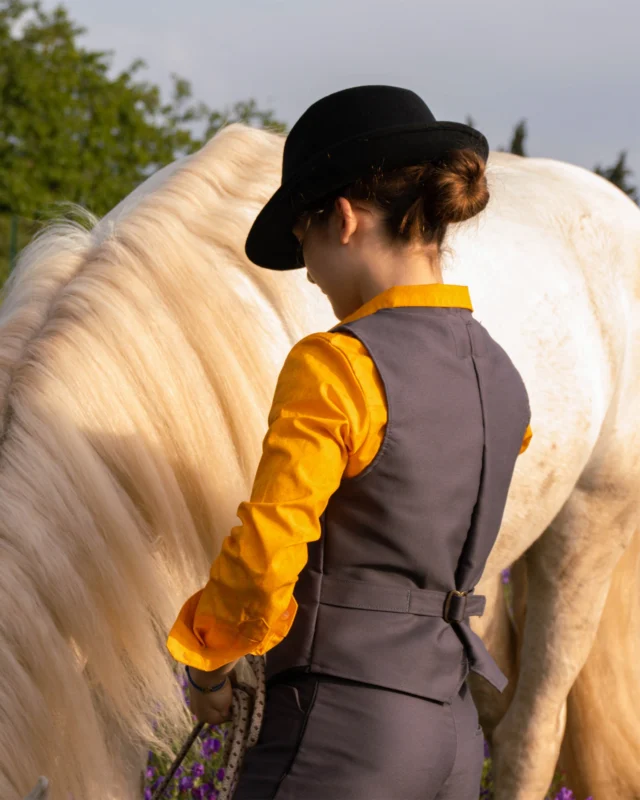 Même les plus jeunes peuvent s'identifier aux traditions camarguaises ! Ces vêtements sont inspirés du modèle original et sont confectionnés en moleskine.

#vincentetmireille #madeinfrance #gardian #gardiancamargue #pantalongardian #giletgardian #camargue #traditioncamarguaise #camarguais #vêtementsdegardians #lelaboureur #chemisegardian #jupeculotte #femmegardian #jupeculottegardian
