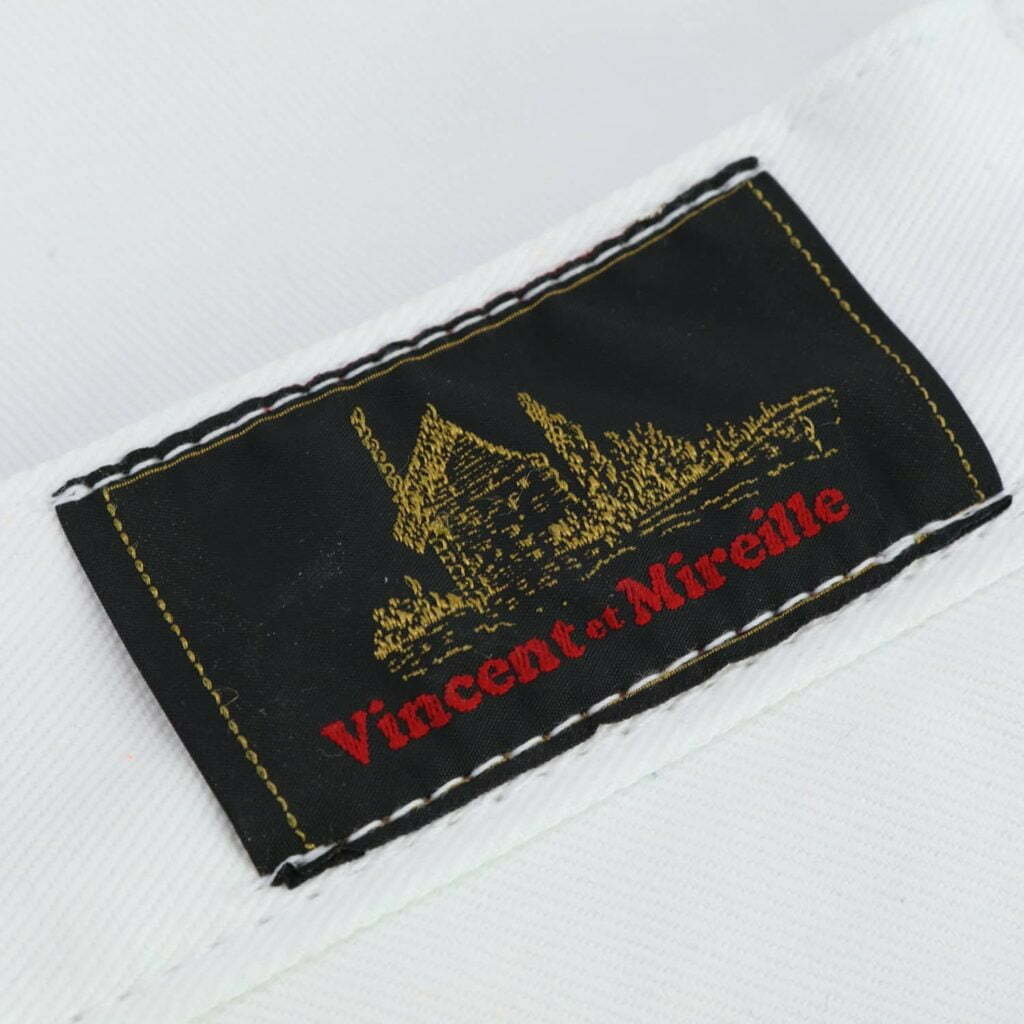 Griffe Vincent et Mireille sur un pantalon raseteur blanc en coton