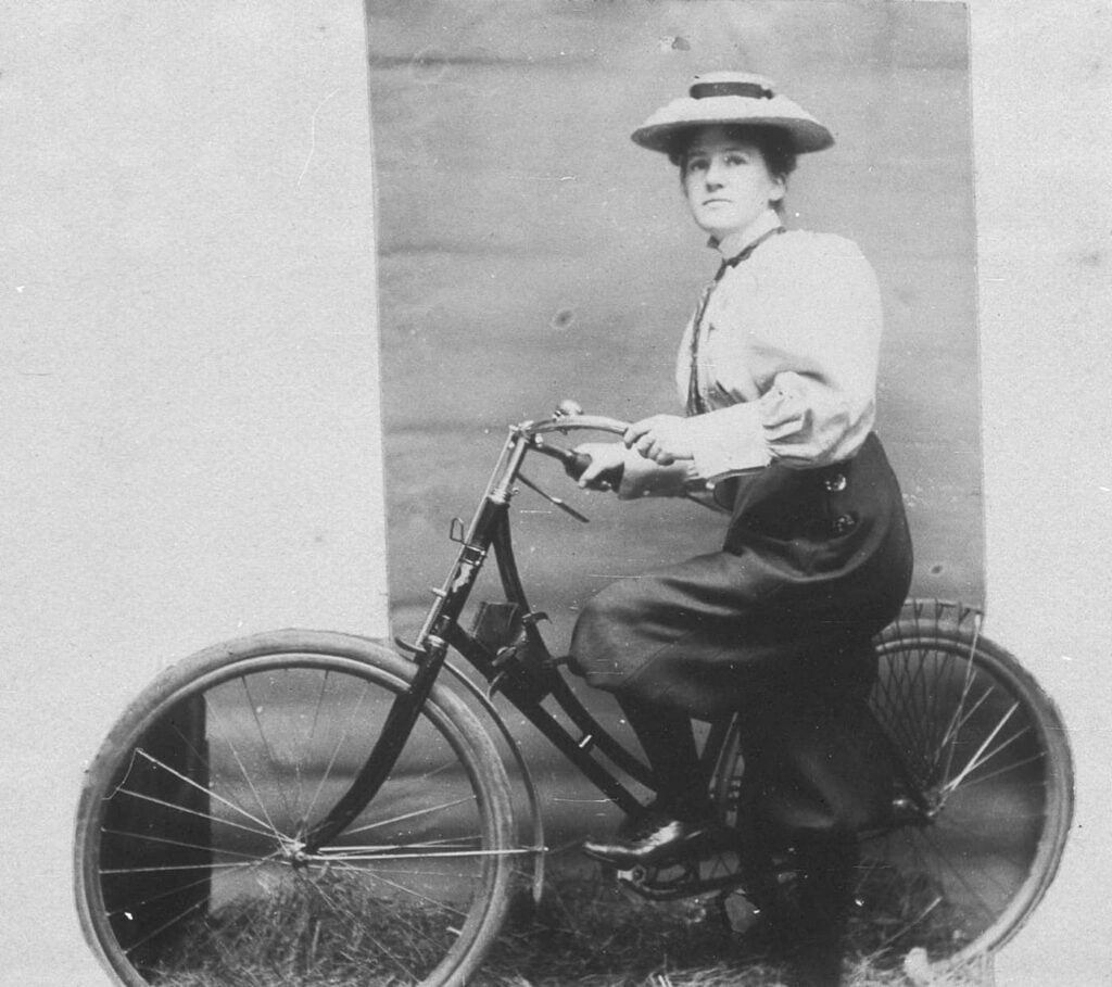 Une cyclewoman : femme des années 1890 à vélo portant une jupe culotte