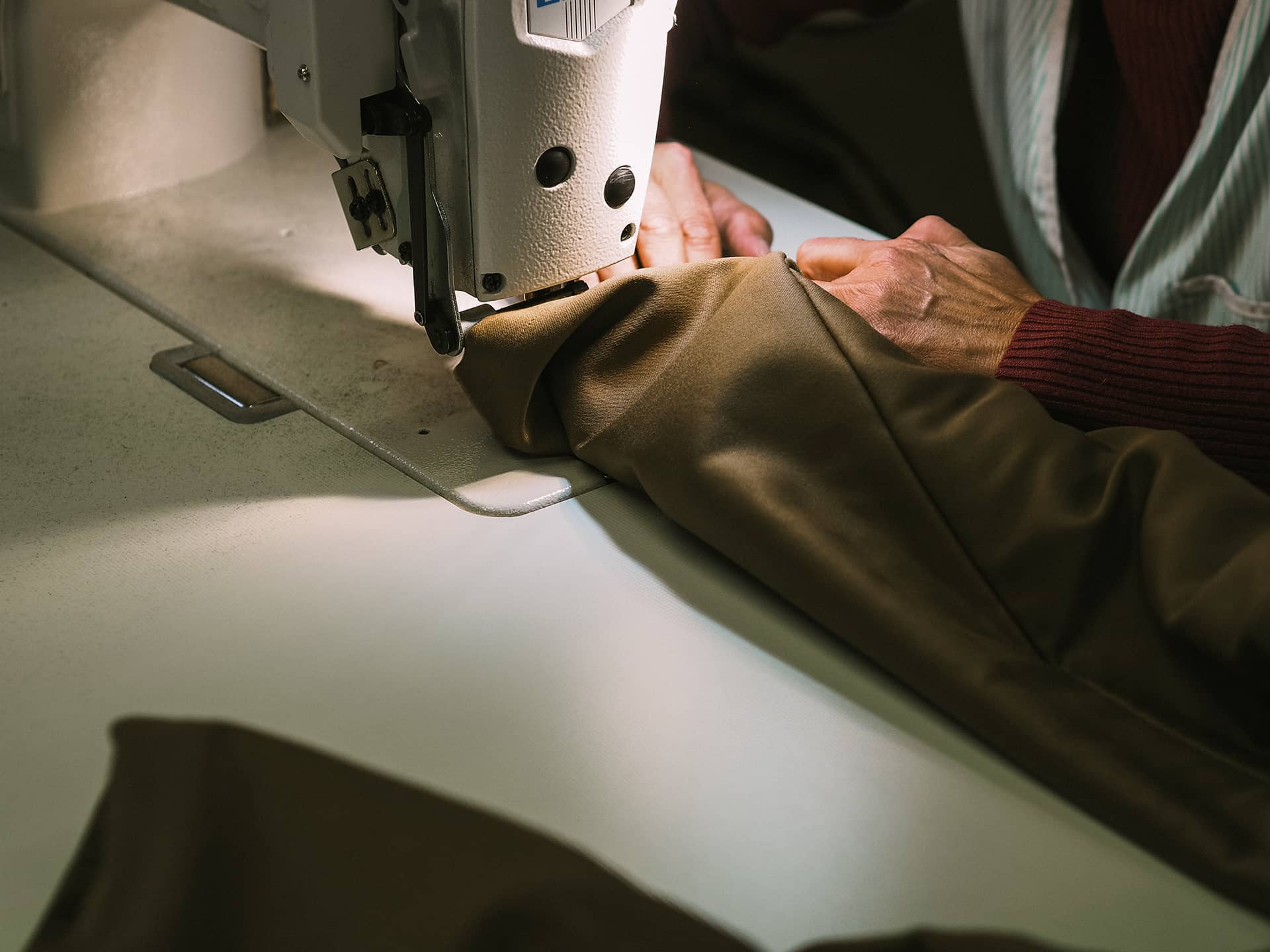 Réalisation des ourlets sur un pantalon de gardian