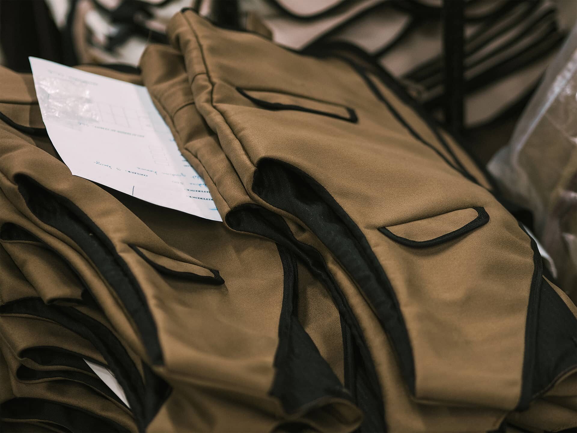 Gilet de gardian pour enfant en moleskine noisette sortant de l'atelier de confection