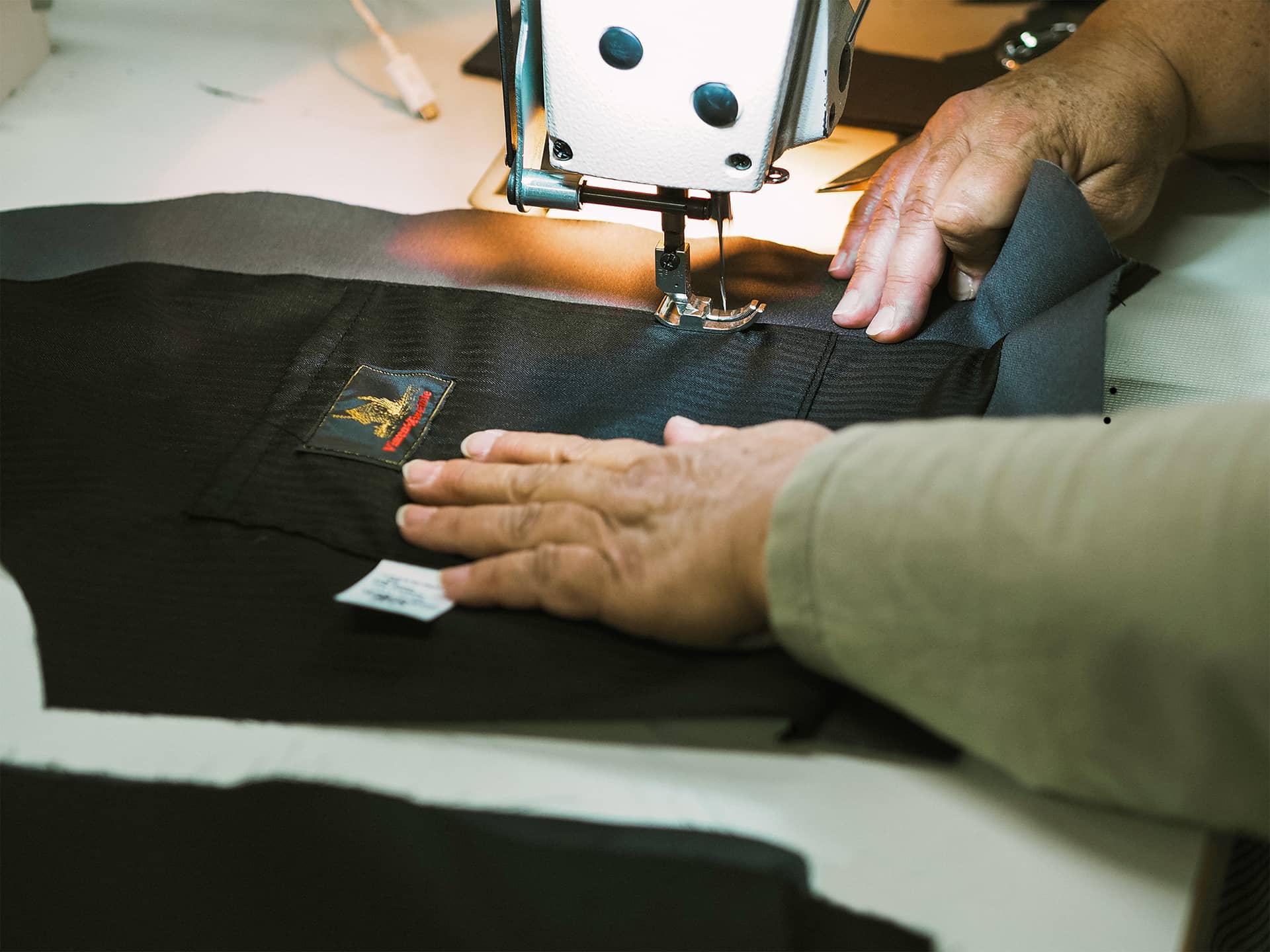 Fabrication artisanale et française d'un gilet gardian pour enfant