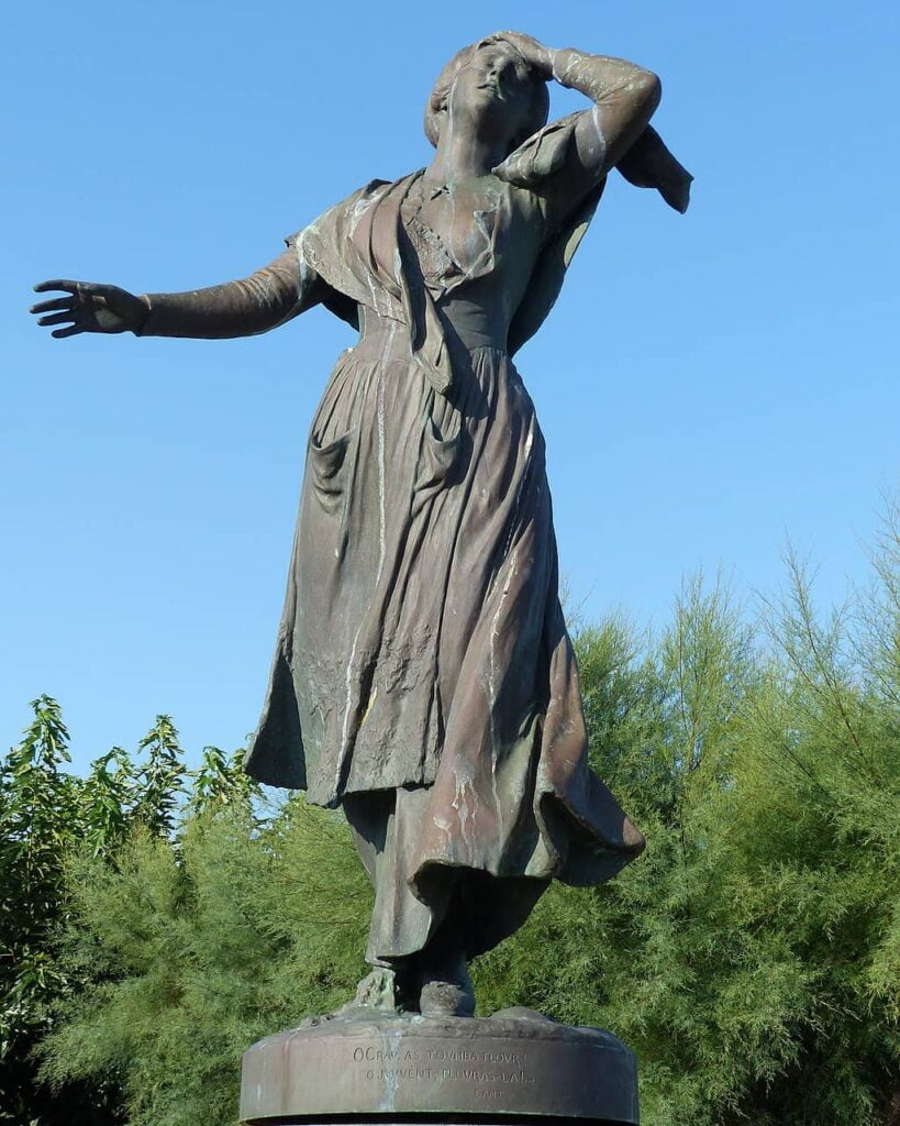 Statue Mirèio saintes marie de la mer