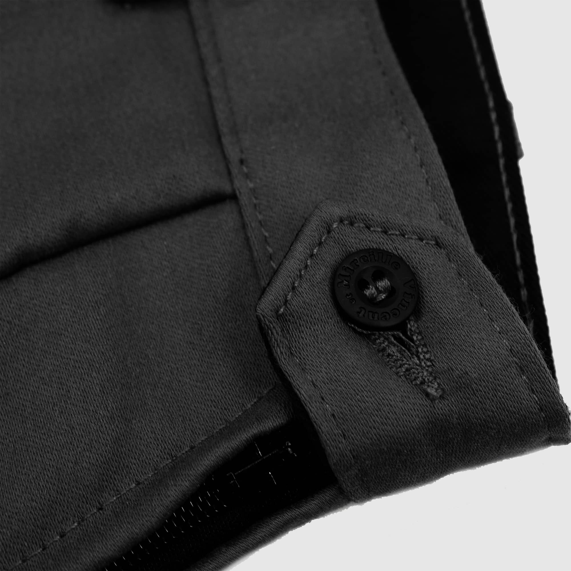 Fermeture bouton de la jupe culotte noire