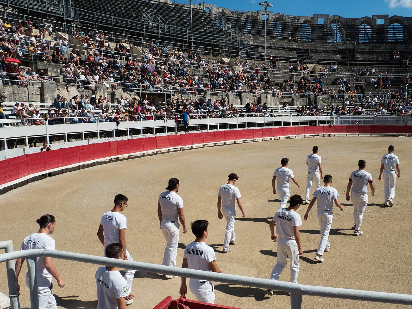 Apprentis raseteurs de l'école taurine d'Arles qui entrent dans les arènes