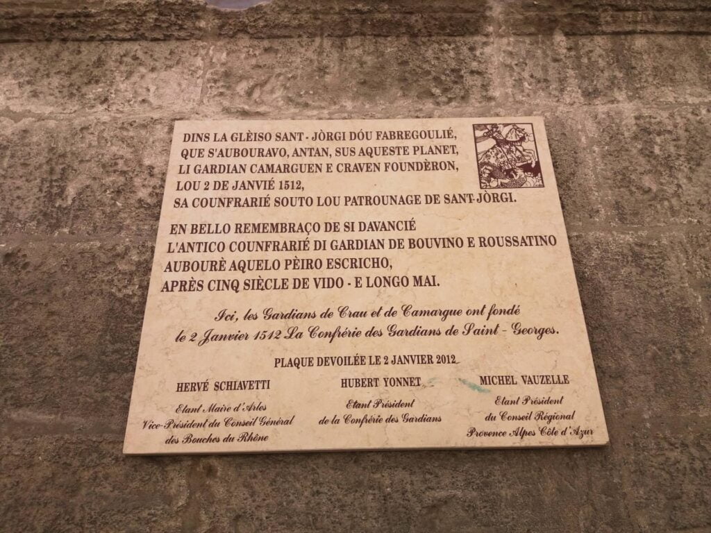 Plaque de la Confrérie des Gardians de Saint-Georges à Arles, dévoilée le 2 janvier 2012.