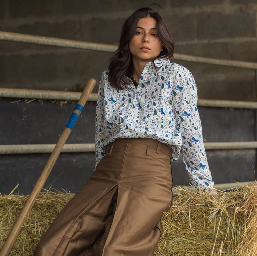 Chemise camarguaise femme Vincent et Mireille coloris blanc et bleu