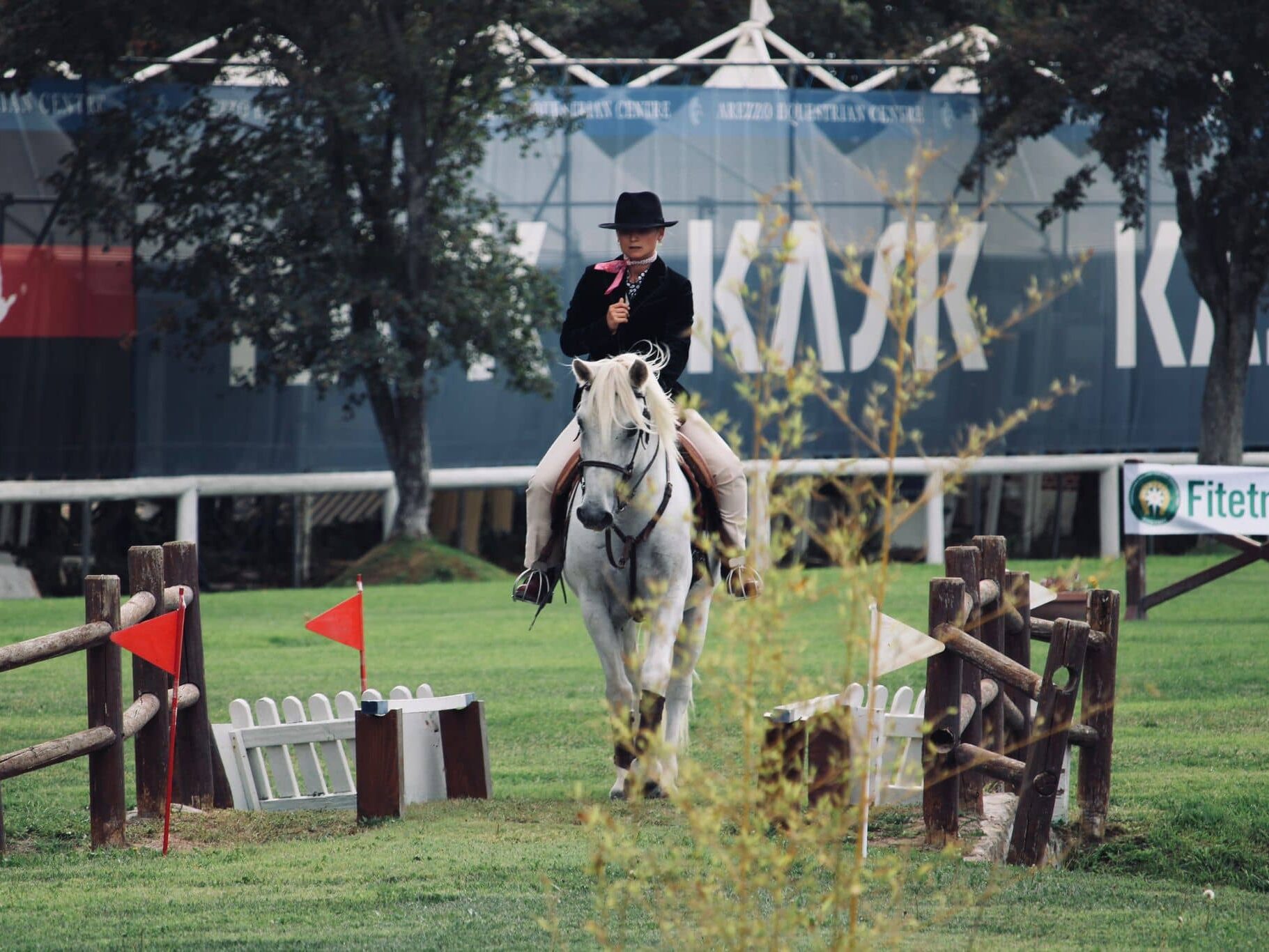 Entraînement championnat d'Europe d'équitation de travail en tenu de gardian traditionnelle