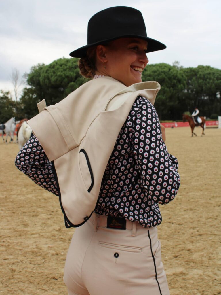 Morgane ROCHE en tenue de gardian traditionnelle Vincent et Mireille