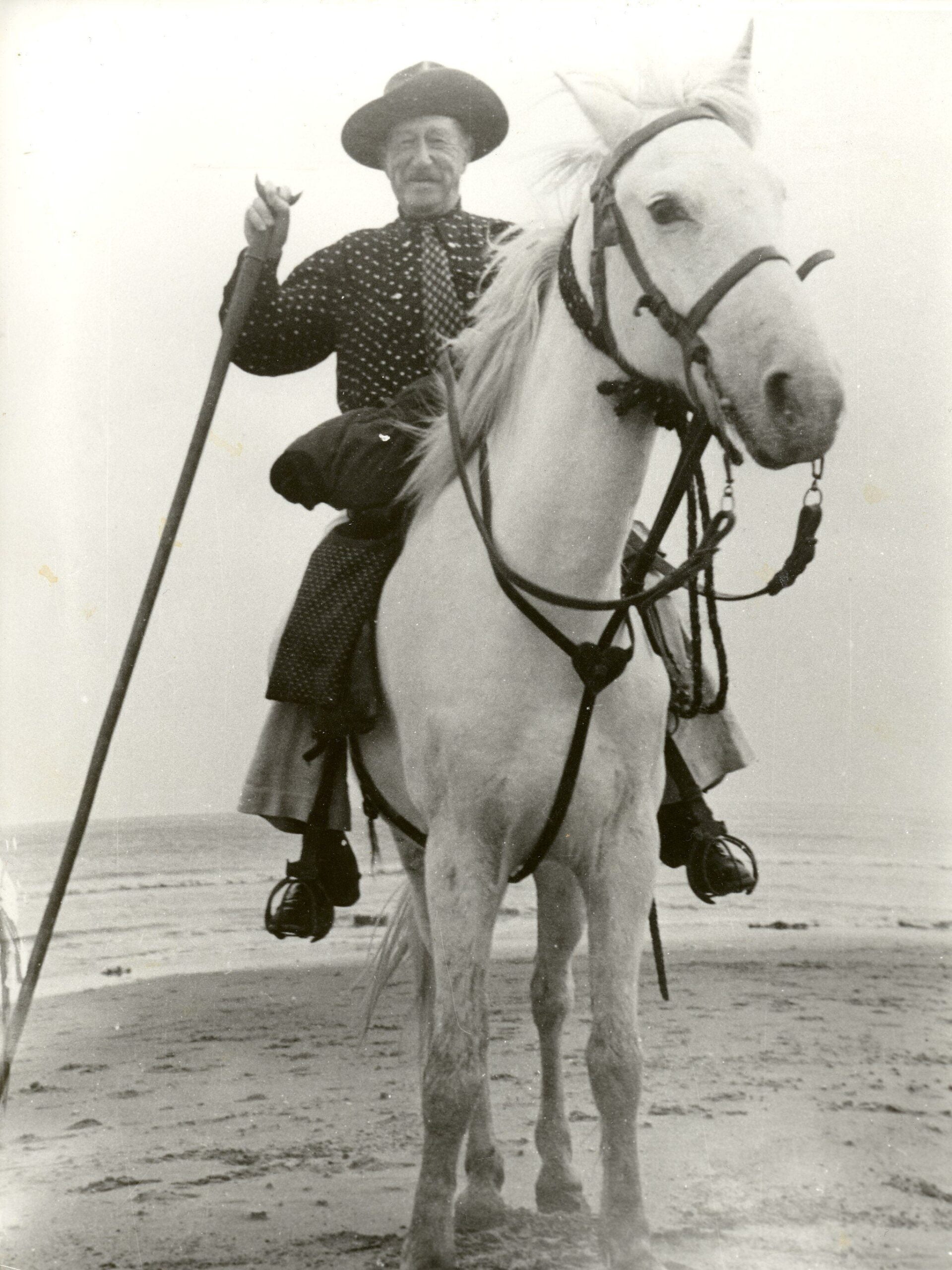 Photo historique du Marquis Folco de Baroncelli en tenue de gardian sur un cheval de race Camargue